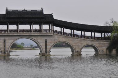 Çin, Şangay 'daki Huangpu Nehri üzerindeki köprü. Fotoğraf sisli bir günde çekildi.