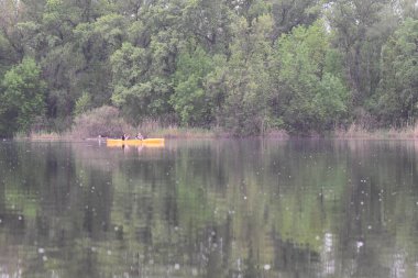 nehir üzerinde sarı kayık
