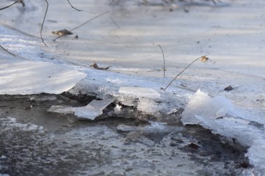 Akşamları donmuş Dnipro nehri