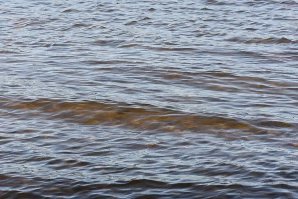 Dalgalar ve dalgalarla su yüzeyi, yakın çekim görüntüsü