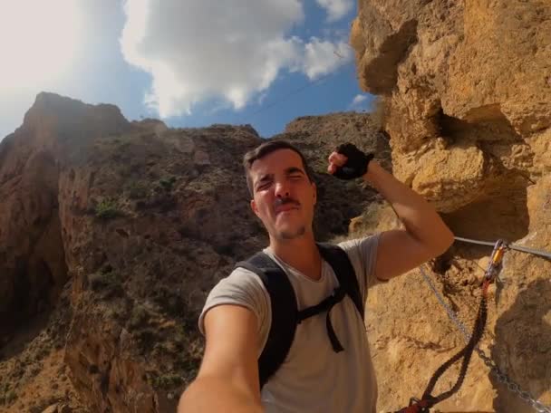 Selfie Ενός Νεαρού Άνδρα Ένα Βουνό Ενθουσιασμένος Για Σπάσει Τους — Αρχείο Βίντεο