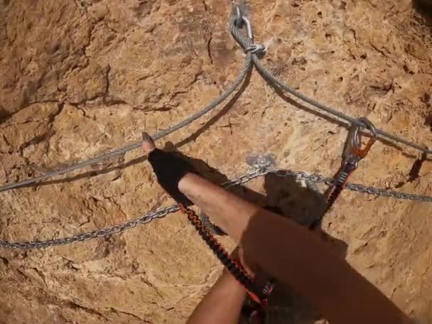 Από Την Άποψη Ενός Ορειβάτη Σύντροφό Του Διέρχεται Από Ένα — Αρχείο Βίντεο