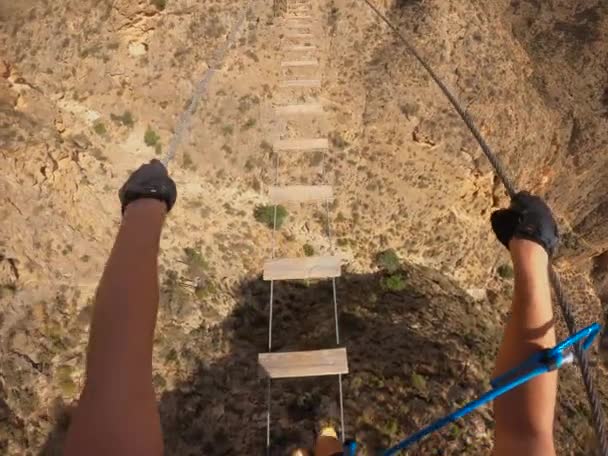 Point Vue Surmonter Les Craintes Traversant Pont Suspendu Une Ferrata — Video