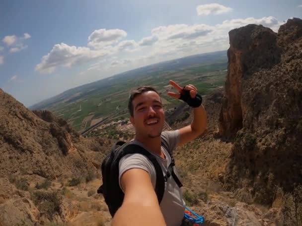 Selfie Jovem Montanhista Ele Sorri Para Câmera Faz Vee Com — Vídeo de Stock