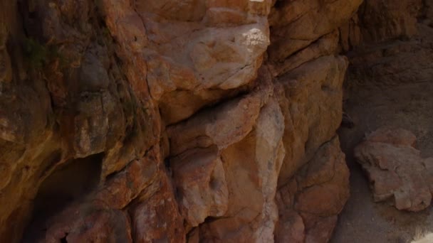 通过Ferrata 人类爬上高山靠的是费拉塔石灰石墙的铁环我们看到了路的楼梯 直到登山者被发现时为止 — 图库视频影像