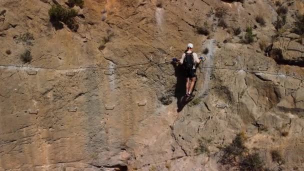 Mann Klettert Seitlich Einen Klettersteig Hinauf Von Links Nach Rechts — Stockvideo