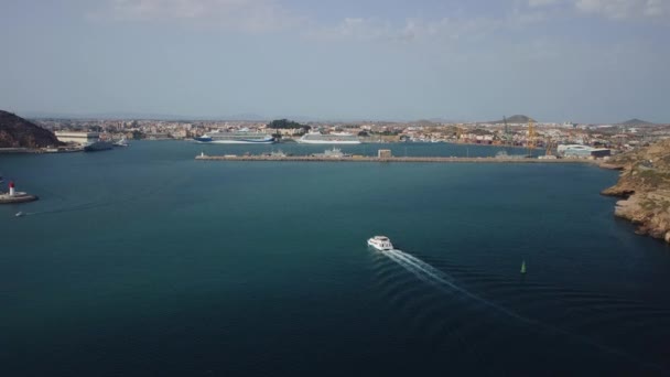 Туристичний Корабель Входить Порт Картахени Іспанія Сонячний День Великий Генерал — стокове відео