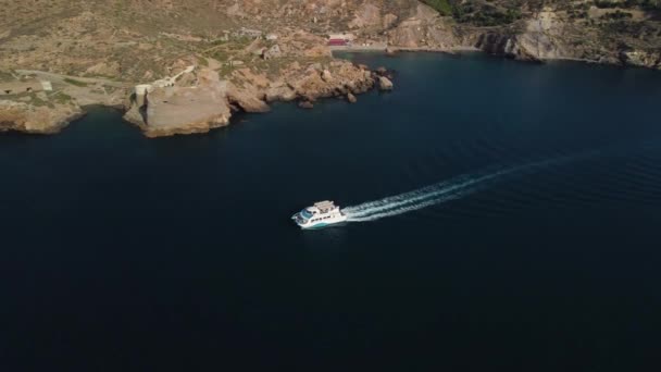 Turistbåt Hamnen Cartagena Spanien Passerar Genom Cala Cortina Drönarflygning Fartygsspårning — Stockvideo