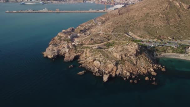 スペイン カルタヘナの海岸に放棄された軍用バッテリーの空中ビュー — ストック動画
