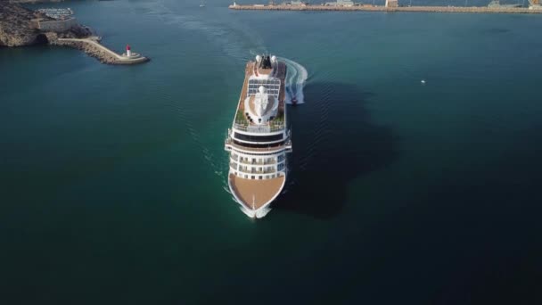 从西班牙卡塔赫纳港出发的游轮 进入大海的游轮的航拍图 — 图库视频影像