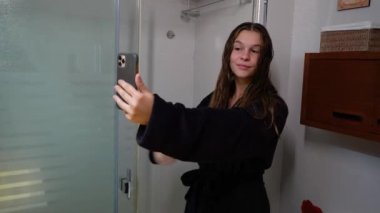 Genç bir kız partiden sonra selfie çekip sosyal ağlara yolluyor. Gece için konsept hazırlıyor. Güzel sarışın kız..