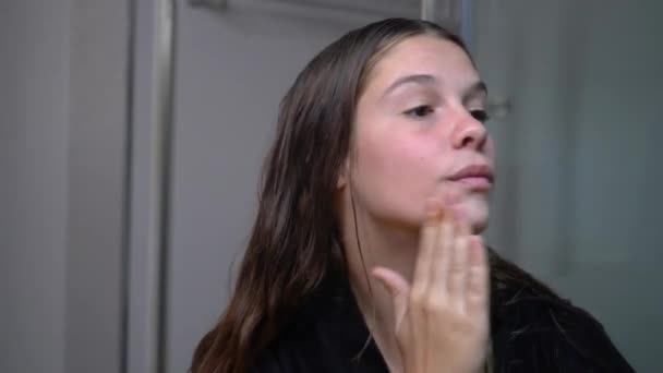 Genç Kız Duştan Sonra Cildine Nemlendirici Kremler Sürerek Cildine Kremler — Stok video
