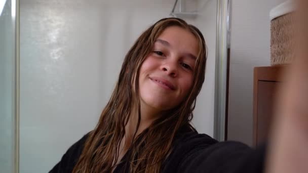 Genç Kız Duştan Çıktıktan Sonra Arkadaşlarına Göndermek Için Selfie Çeker — Stok video