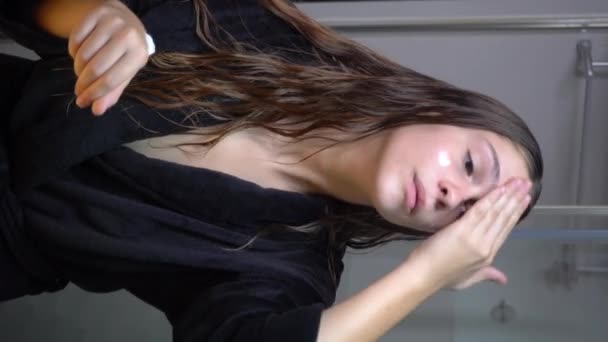 Junges Mädchen Macht Hautcremes Auf Ihrem Gesicht Nach Der Dusche — Stockvideo