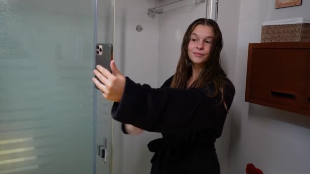 Молодая Девушка Делает Селфи После Душа Разместить Социальных Сетях Отправить — стоковое видео