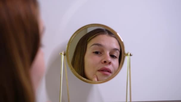 Νεαρή Κοπέλα Κοιτάζει Τον Εαυτό Της Ένα Μικρό Στρογγυλό Καθρέφτη — Αρχείο Βίντεο