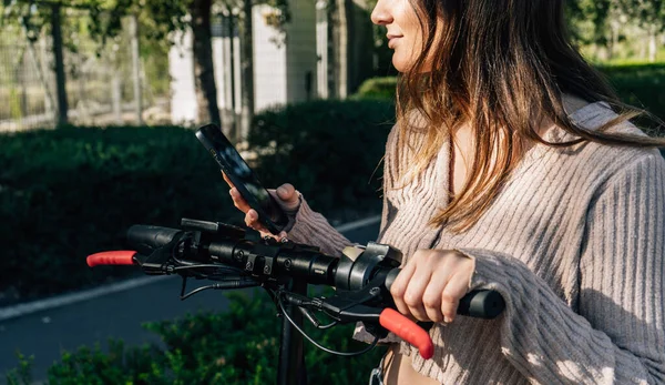 Scooter Eléctrico Dispositivo Móvil Chica Usando Teléfono Para Desbloquear Una — Foto de Stock