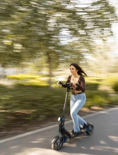 Ragazza Tutta Velocità Uno Scooter Elettrico Sfondo Distorto Dalla Velocità — Foto Stock