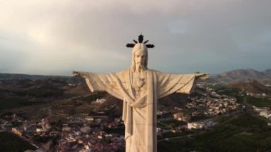 İsa 'nın heykelinin üstünden geçen hava manzarası. Cristo de Monteagudo, Murcia, İspanya. İsa 'nın kalbinde başlar ve genel planla biter..