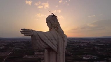 Güneş batarken İsa 'nın heykeli. Cristo de Monteagudo, Murcia, İspanya. hava videosu.