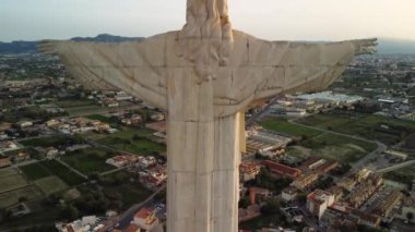 Arkadan İsa 'nın heykelinin havadan görünüşü. Cristo de Monteagudo, Murcia, İspanya. Gün batımında.