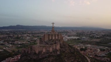 Monteagudo 'lu İsa, Murcia, İspanya. Gün batımında dönen dairesel görüntüler..