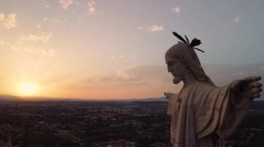İsa 'nın heykeli kısa atış. Cristo de Monteagudo, Murcia, İspanya. Gün batımında hava videosu.