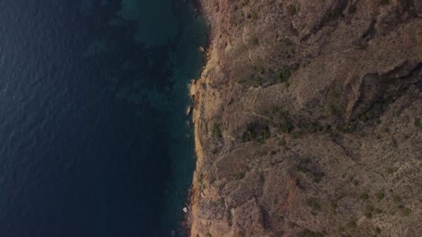 Luftaufnahme Des Berges Und Des Meeres Zwei Hälften Geteilt Drohnenflugzeug — Stockvideo