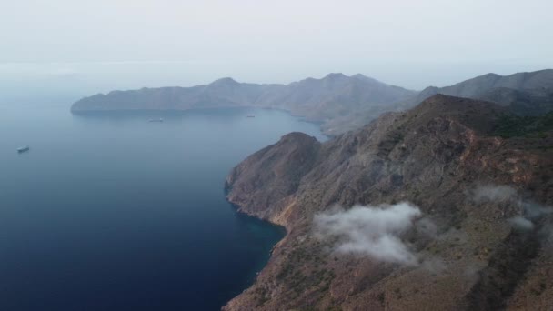 Widok Lotu Ptaka Góry Morze Śródziemne Pochmurny Dzień Nieba Niektóre — Wideo stockowe