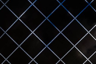 Kraliyet geometrik model arka plan, arkaplanda mavi gökyüzü olan eşkenar dörtgen çatı. siyah kareler.