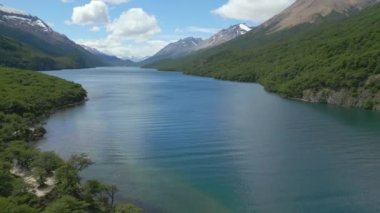 And Dağları 'nın Patagonya' sındaki bir gölün dikey videosu. Güney Amerika 'da tatil kavramı. Dikey 4k video. Arjantin 'de Patagonya Gölü