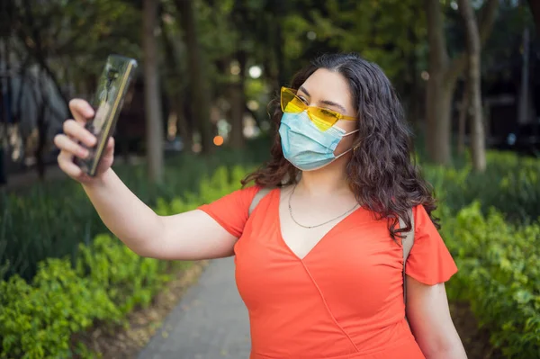 Parkta Maskeli Genç Bir Latin Kadın Yeni Normal 2021 Ormandaki — Stok fotoğraf