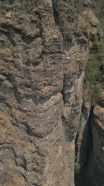 Morelos 'taki Amatlan de Quetzalcoatl dağlarının hava manzarası. Morelos eyaletindeki Meksikalı Sierra 'ların dikey videosu. Seyahat ve tatil kavramı