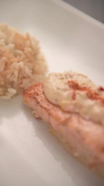 Pirinç garnitürlü somon yemeği. Sağlıklı gıda konsepti. Restoran konsepti. Düz video