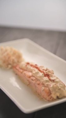 Pirinç garnitürlü somon yemeği. Sağlıklı gıda konsepti. Restoran konsepti. Düz video