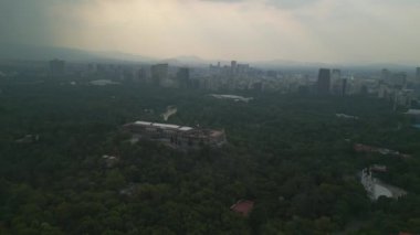 Mexico City 'deki Chapultepec Ormanı' nın havadan görünüşü. Mexico City 'nin hava manzaralı binaları. Şato şapultepec