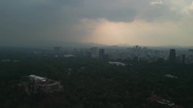 Mexico City 'deki Chapultepec Ormanı' nın havadan görünüşü. Mexico City 'nin hava manzaralı binaları. Şato şapultepec
