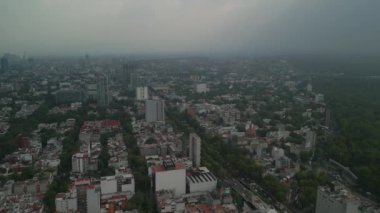 Mexico City 'deki Chapultepec Ormanı' nın havadan görünüşü. Mexico City 'nin hava manzaralı binaları. Şato şapultepec