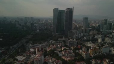 Mexico City 'deki Chapultepec Ormanı' nın havadan görünüşü. Mexico City 'nin hava manzaralı binaları. Şato şapultepec