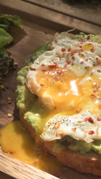 美しい日光 グルメ 健康的な食品のコンセプトを持つ健康的な食品 健康的な朝食 垂直フードビデオ — ストック動画
