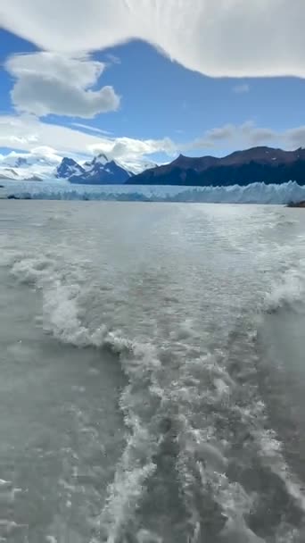 アルゼンチンパタゴニアのペリト モレノ氷河のボート 垂直ビデオからのペリト モレノ氷河の眺め 休暇と旅行の概念 — ストック動画