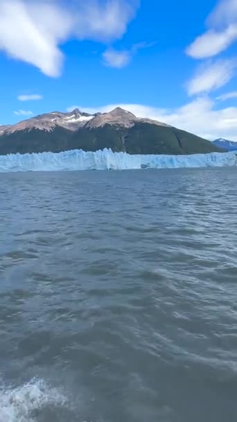 Вид Ледник Перито Морено Лодки Вертикальное Видео Ледника Перито Морено — стоковое видео