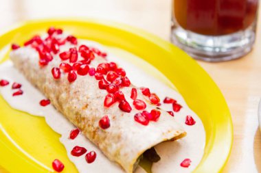 Geleneksel Meksika yemeği Nogada 'da. Meksika yemeği, Chiles en nogada ve clamato birası. Domates suyu ve nogada biberli Michelada birası. Geleneksel yemek ve Meksika içeceği kavramı