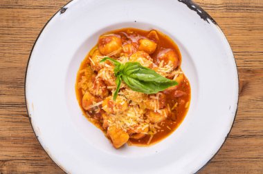 Geleneksel gurme makarna düzlüğü. Lezzetli soslu bir tabak makarna manzarası. İtalyan yemeği konsepti. Geleneksel pasta