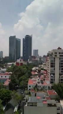 Mexico City 'nin dikey hava videosu. Mexico City 'nin gökdelenlerinin dikey videosu. Chapultepec ormanı, reform caddesi ve gökdelenler yukarıdan görülüyor. Mexico City şehir konsepti