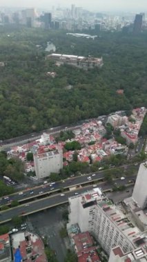 Mexico City 'nin dikey hava videosu. Mexico City 'nin gökdelenlerinin dikey videosu. Chapultepec ormanı, reform caddesi ve gökdelenler yukarıdan görülüyor. Mexico City şehir konsepti