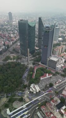 Mexico City 'nin dikey hava videosu. Mexico City 'nin gökdelenlerinin dikey videosu. Chapultepec ormanı, reform caddesi ve gökdelenler yukarıdan görülüyor. Mexico City şehir konsepti