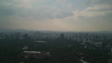 Mexico City 'nin gökdelenlerinin dikey videosu, Meksika' nın gökdelenlerinin havadan videosu, Chapultepec Ormanı.