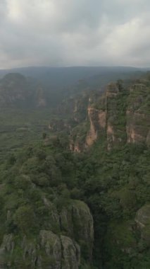 Dikey İHA videosu. Kaya oluşumları, orman dağları ve büyük oluşumlar. Yeşil ormanda yürüyüş yapmak. Yürüyüş konsepti. Amatlan, Meksika