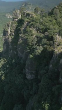  Dikey İHA videosu. Kaya oluşumları, orman dağları ve büyük oluşumlar. Yeşil ormanda yürüyüş yapmak. Yürüyüş konsepti. Amatlan, Meksika.